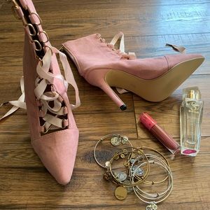 Size 8 1/2 brand new heels.